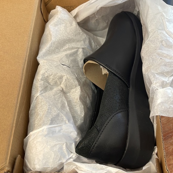 NIB   Clarks | Black Kayleigh Step Loafer Size 7 1/2 Wide   ZL840 - Picture 11 of 12